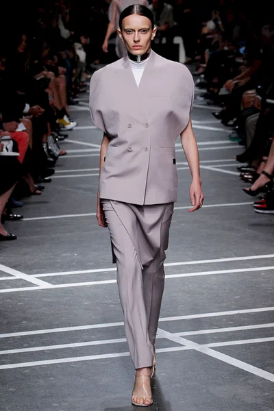 Look 10